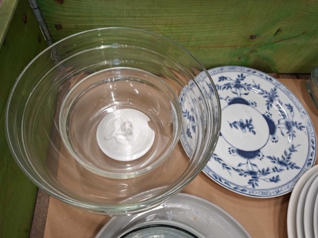 1570631-2 Tallrikar, glas, glasskålar, assietter m.m.