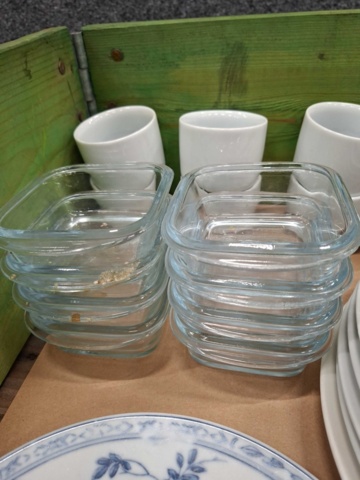 1570631-4 Tallrikar, glas, glasskålar, assietter m.m.