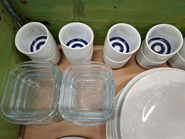 1570631-5 Tallrikar, glas, glasskålar, assietter m.m.