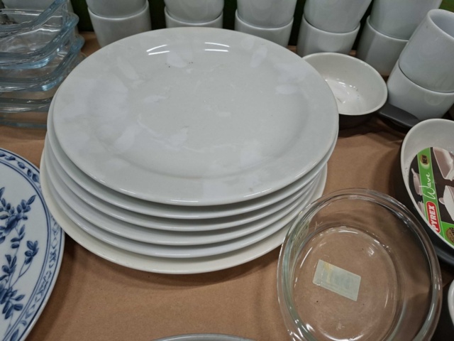 1570631-6 Tallrikar, glas, glasskålar, assietter m.m.