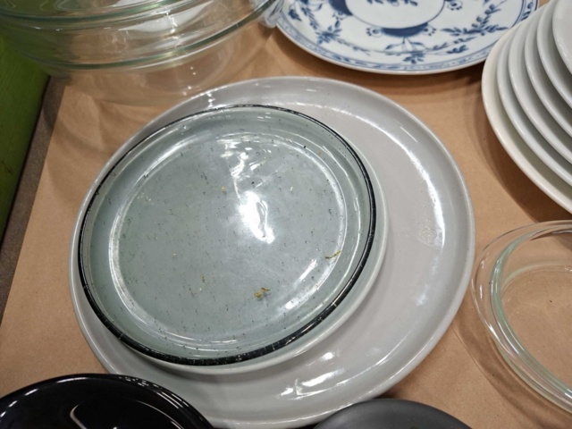 1570631-9 Tallrikar, glas, glasskålar, assietter m.m.