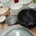1570631-8 Tallrikar, glas, glasskålar, assietter m.m.