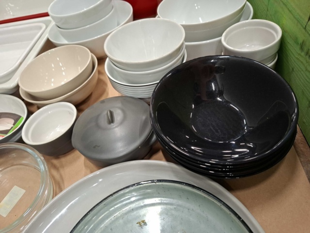 1570631-8 Tallrikar, glas, glasskålar, assietter m.m.