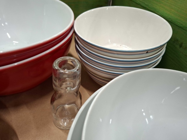 1570631-14 Tallrikar, glas, glasskålar, assietter m.m.