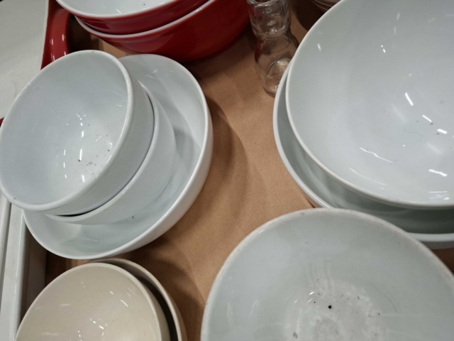 1570631-15 Tallrikar, glas, glasskålar, assietter m.m.