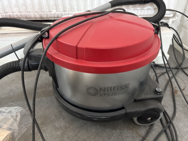 1511375-2 Dammsugare med tillbehör - Nilfisk VP930