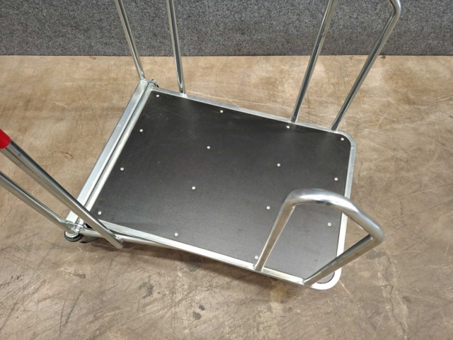 1572528-3 Plattformsvagn med lastbyglar 250 kg