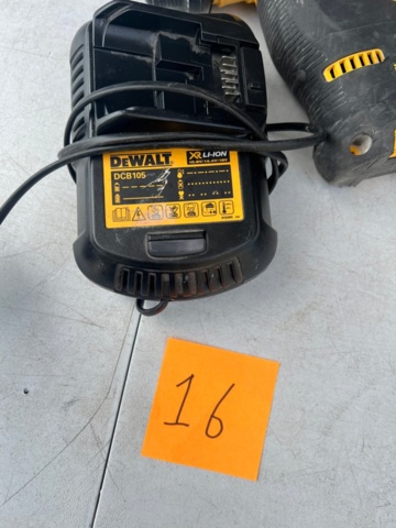 1572616-4 Screwdriver and impact drill with accessories - DeWalt