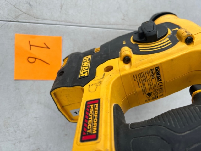 1572616-3 Screwdriver and impact drill with accessories - DeWalt
