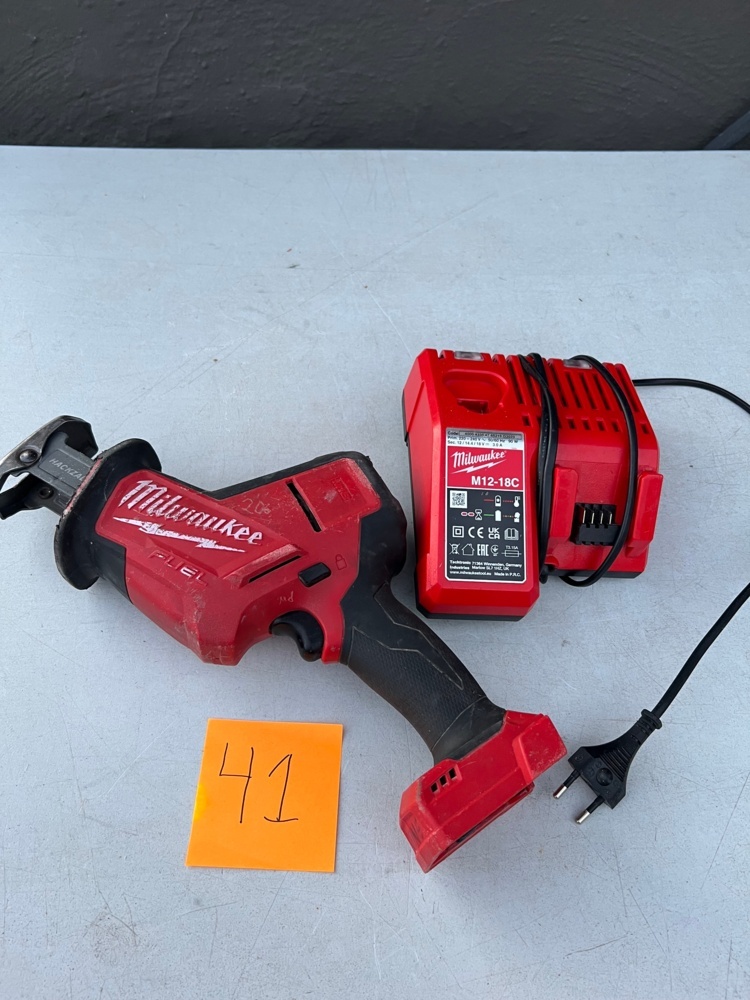 1572641-2 Tigersåg med laddare - Milwaukee M18 FHZ