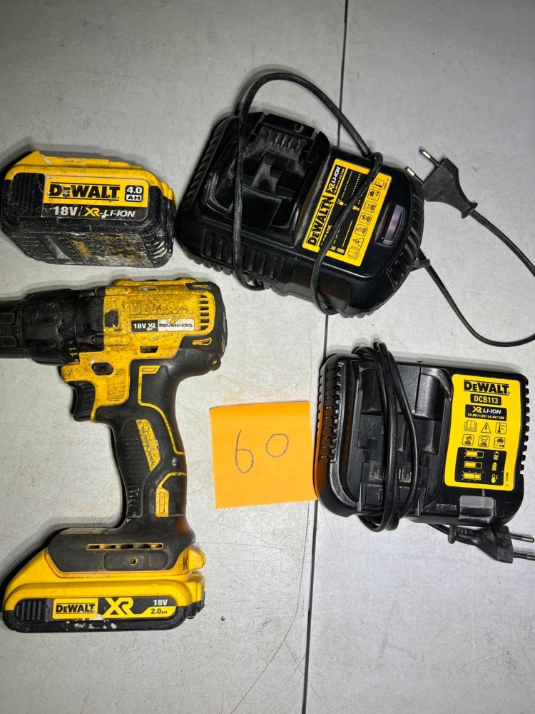 1572660-1 Skruvdragare med tillbehör - DeWalt DCD777