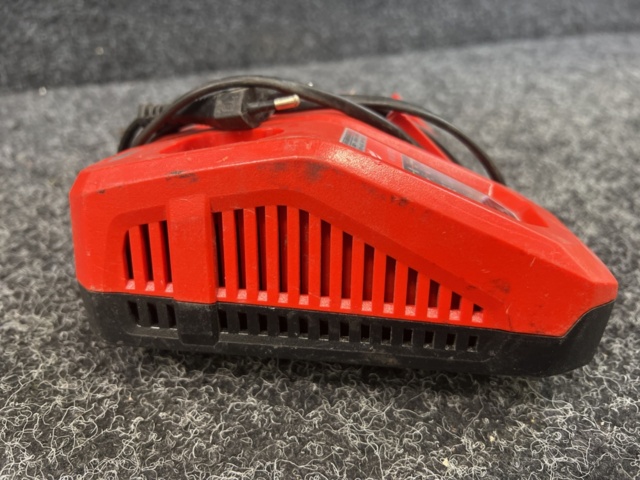 1572351-4 Milwaukee M12-18FC quick charger