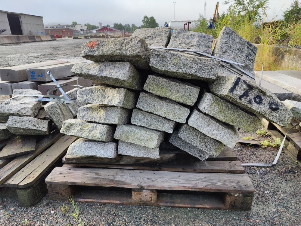 1091317-2 18 granite curb stones RV6 Radius 0.75 m