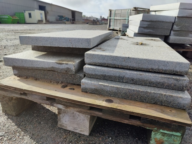 1091326-3 Granithällar Bohus grå 900x400x50 mm ca 2,44 m2