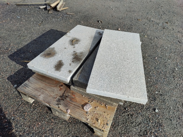 1091326-6 Granithällar Bohus grå 900x400x50 mm ca 2,44 m2