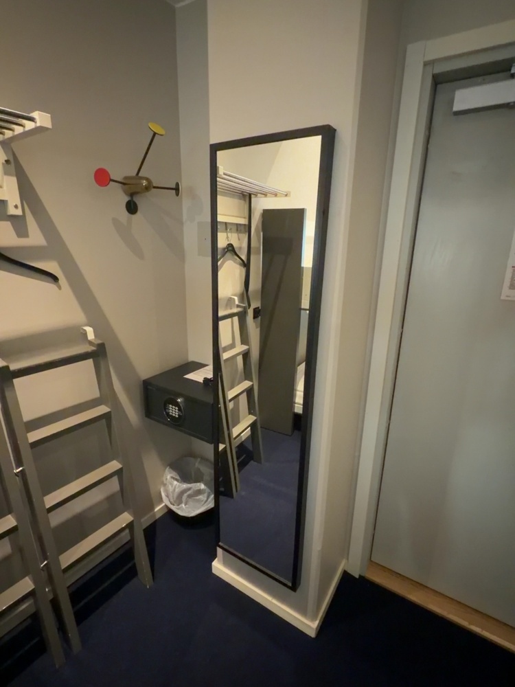 1491668-3 Complete interior design from hotel room (Room B01)