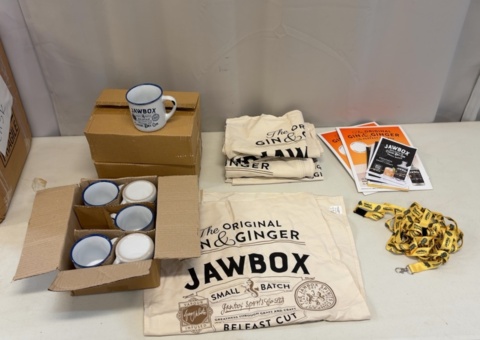 Samling med Jawbox Gin muggar m.m