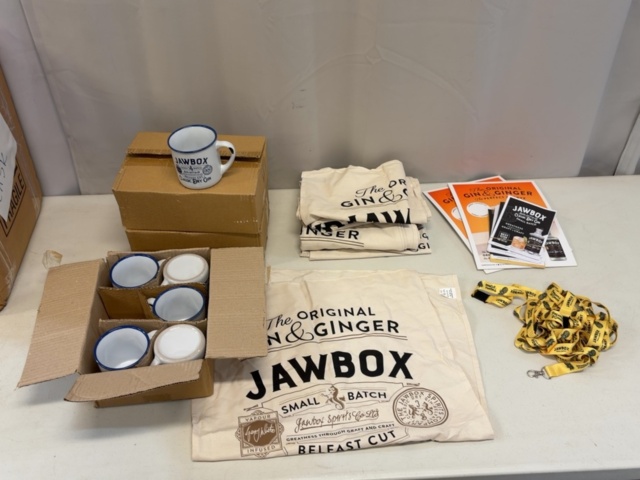 1506004-1 Samling med Jawbox Gin muggar m.m