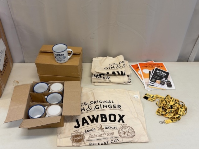 1506004-4 Samling med Jawbox Gin muggar m.m
