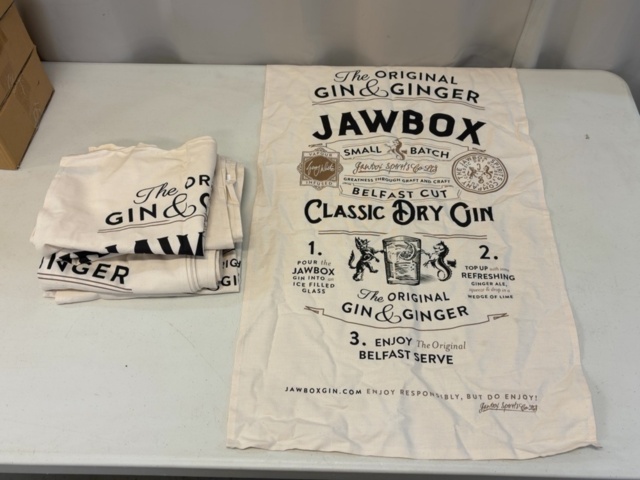 1506004-8 Samling med Jawbox Gin muggar m.m