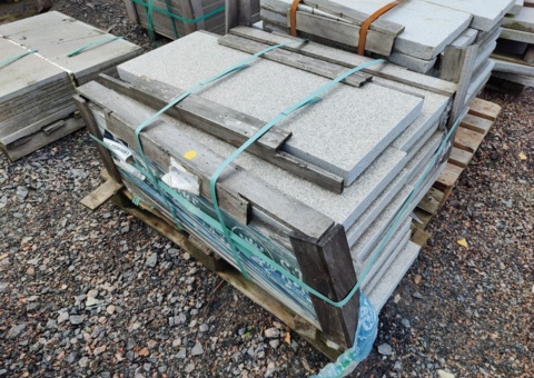 Granithällar Bohus grå, fallande 600-1200x400x50 mm ca 6,44 m2