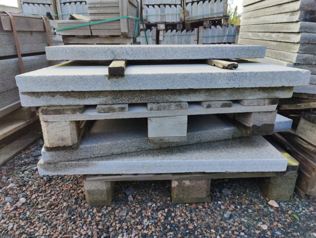 1091332-2 Granithällar Bohus grå 900x400x50 mm ca 3,6 m2