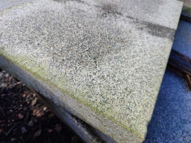 1091332-4 Granithällar Bohus grå 900x400x50 mm ca 3,6 m2
