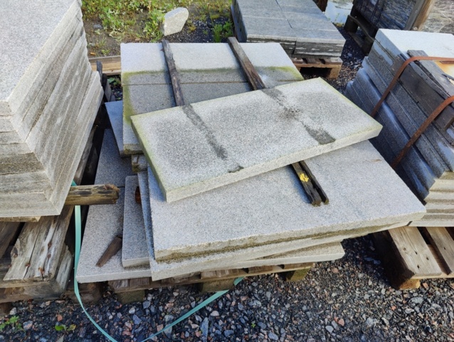 1091332-5 Granithällar Bohus grå 900x400x50 mm ca 3,6 m2