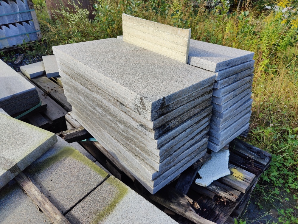 1091333-1 Granithällar Bohus grå 900x400x50 mm ca 8,28 m2