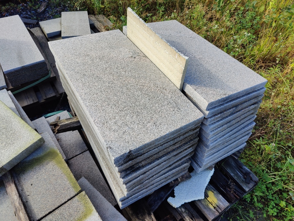 1091333-2 Granithällar Bohus grå 900x400x50 mm ca 8,28 m2