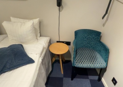 Komplett inredning från hotellrum (Rum B011)