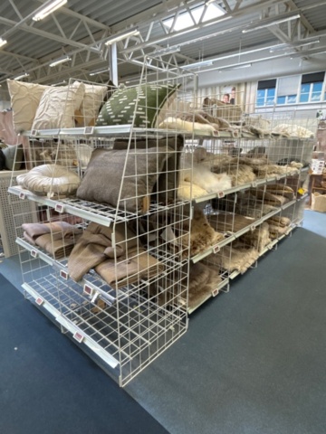 1486389-8 Butiksinredning - Sektionsrader med hyllor