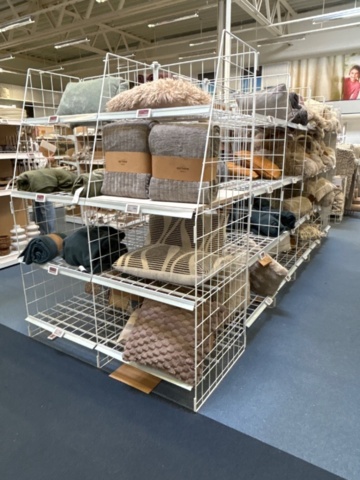 1486389-12 Butiksinredning - Sektionsrader med hyllor
