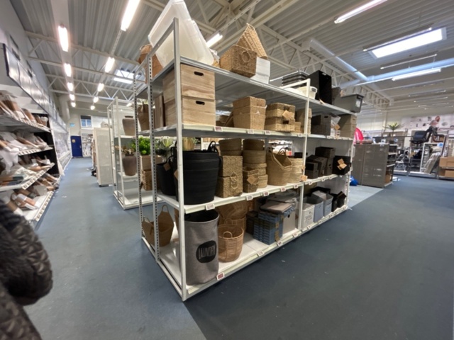 1486390-1 Store shelves
