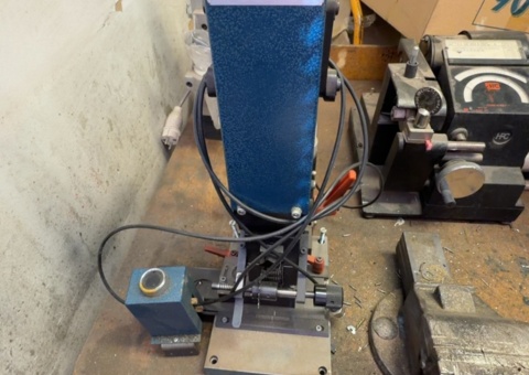 Tryckluftsdriven stansmaskin - LKJ Teknik AB