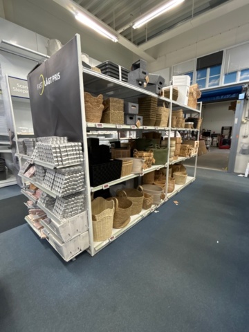 1486390-2 Store shelves