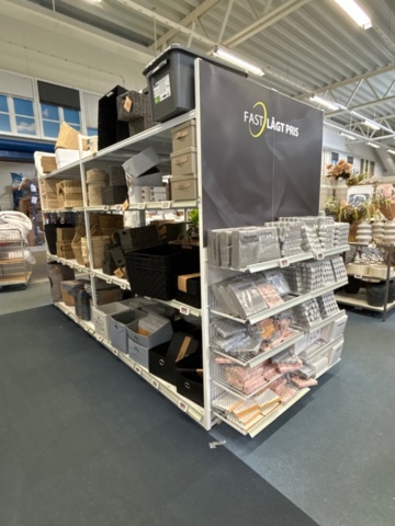 1486390-3 Store shelves