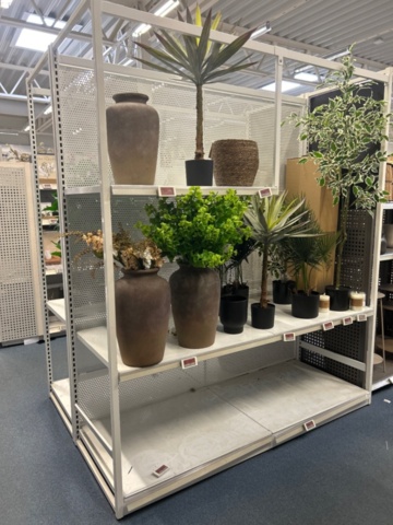 1486390-4 Store shelves