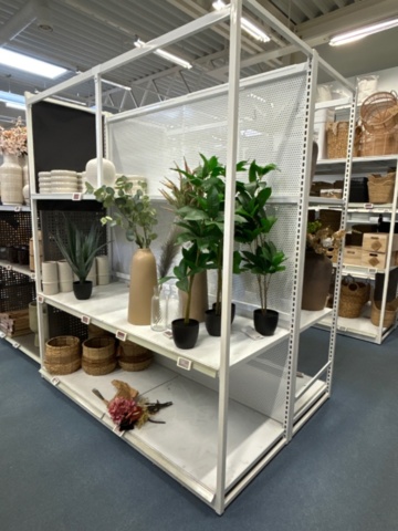 1486390-5 Store shelves