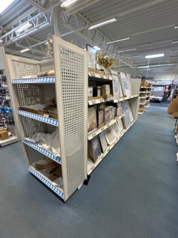 1486390-7 Store shelves