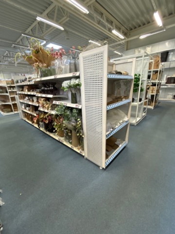 1486390-8 Store shelves
