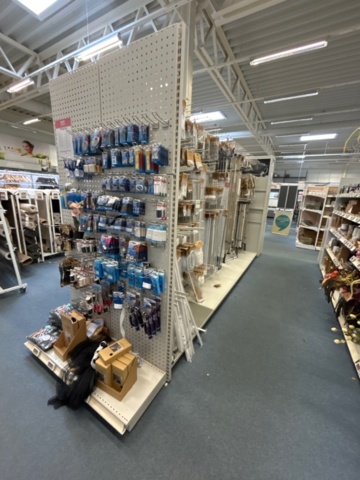 1486390-9 Store shelves