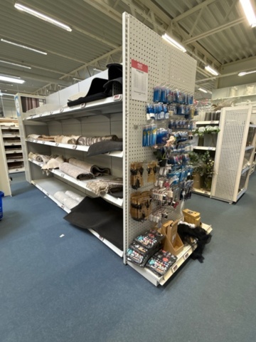 1486390-10 Store shelves