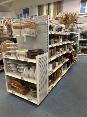 1486390-12 Store shelves