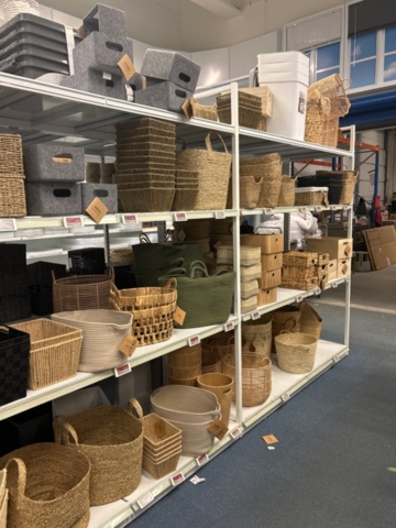 1486390-13 Store shelves