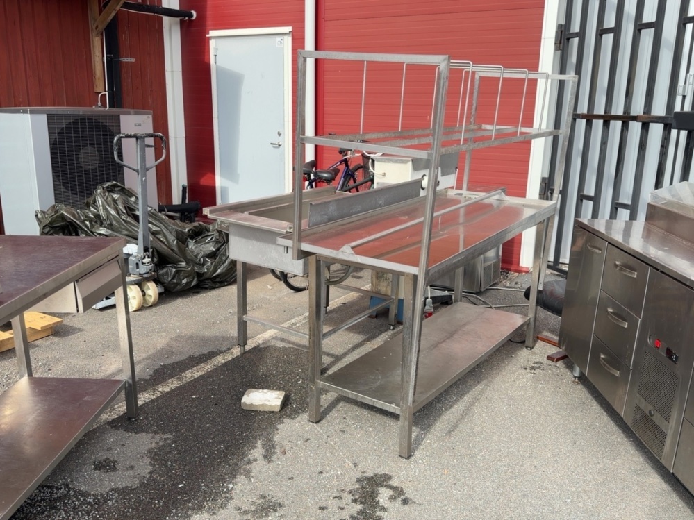1422014-2 Workbenches/Sinkroom benches in stainless steel with sink