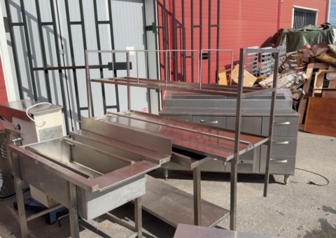 Workbenches/Sinkroom benches in stainless steel with sink