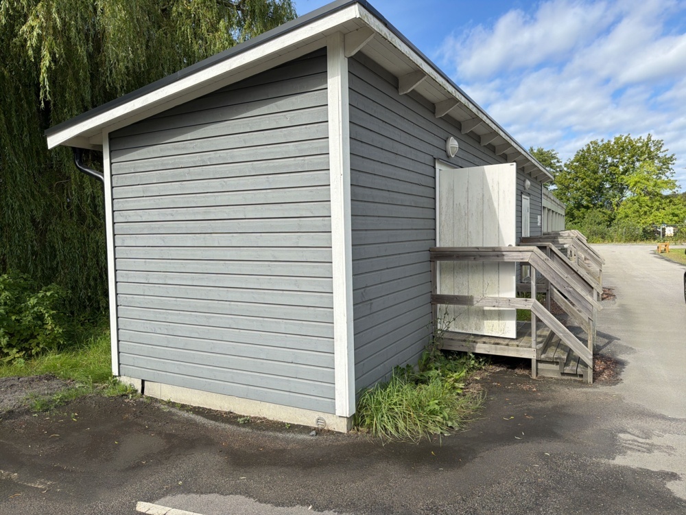 1565969-2 Storage building with lattice storage