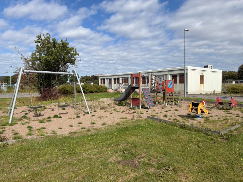 1565971-1 Samling med diverse lekplatsutrustning - Kompan