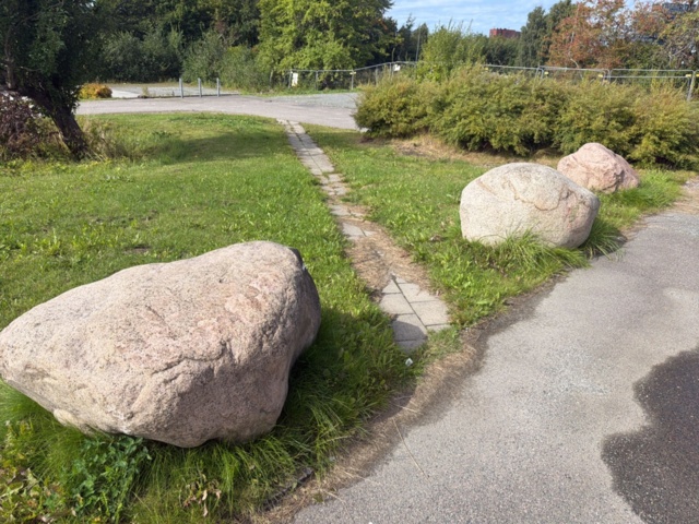 Stora stenar 3 st på auktion i Västra Götaland, Mölndal hos PS Auction